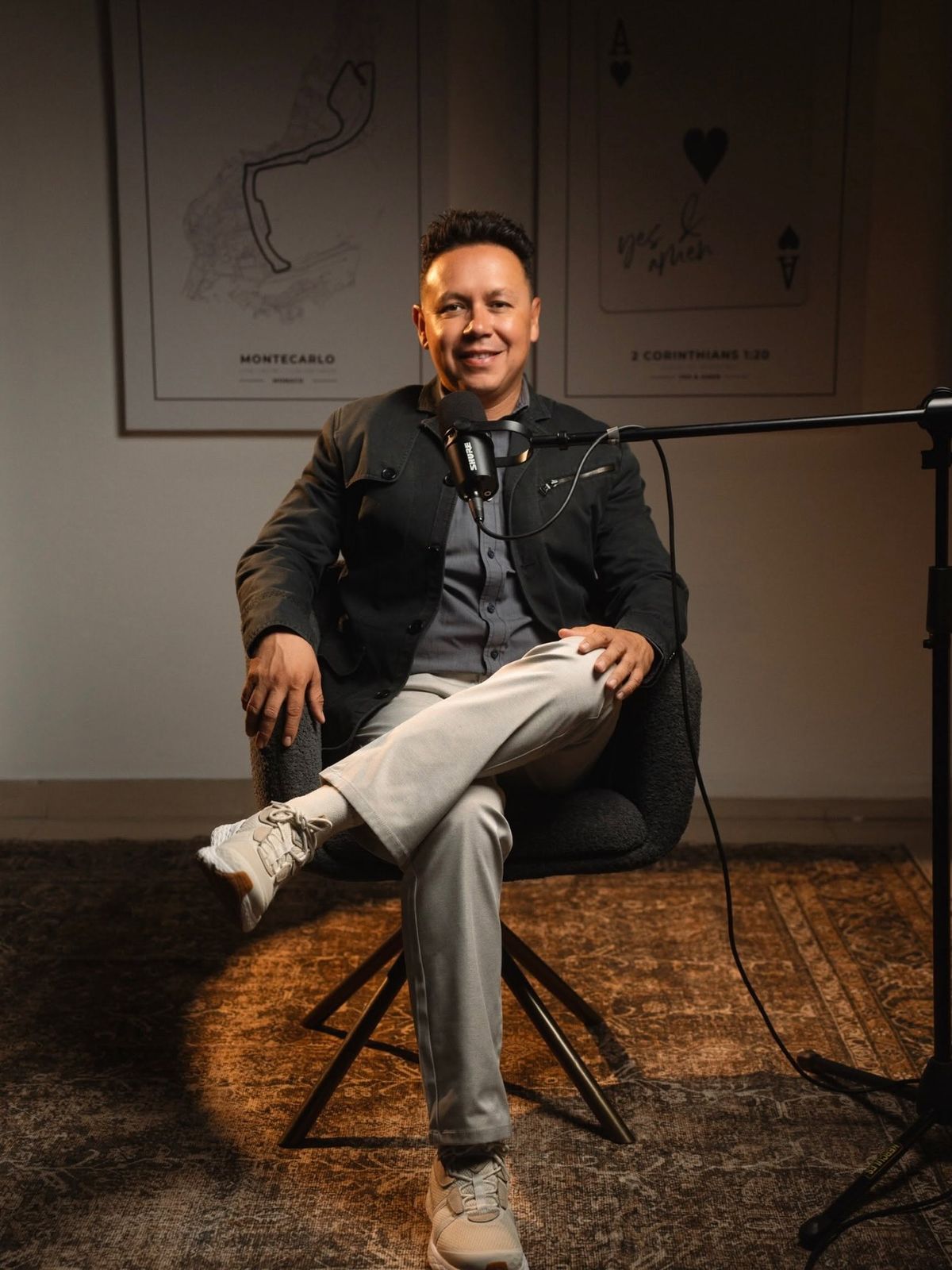 Christian Martínez sentado frente al micrófono en su estudio de podcast